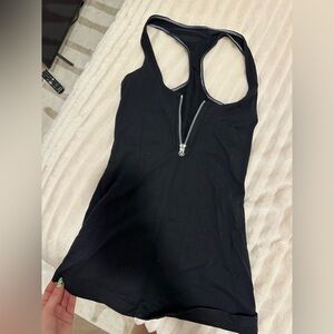 black lululemon tank